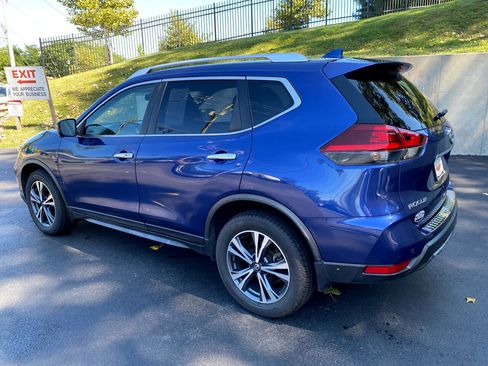 Used 2019 Nissan Rogue SV w/ Premium Package image 2