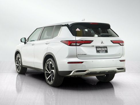 Used 2023 Mitsubishi Outlander SE AWD/4WD image 3