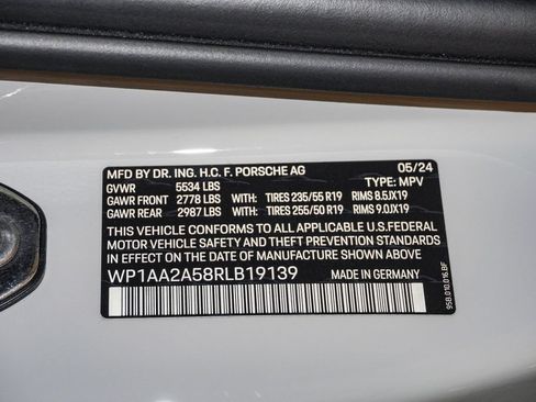 Certified 2024 Porsche Macan AWD/4WD image 30