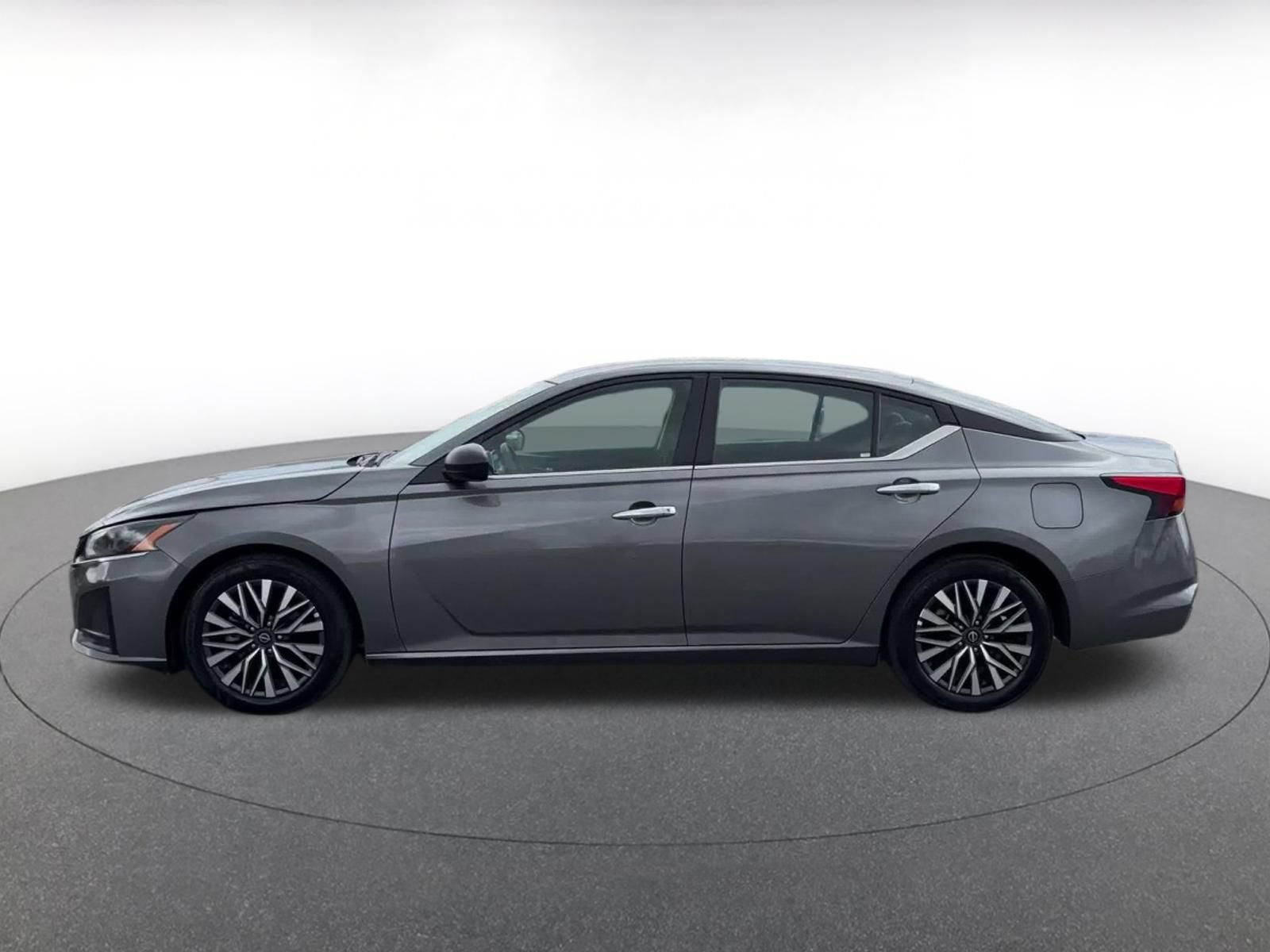 Used 2025 Nissan Altima 2.5 SV FWD image 8