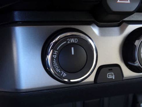 Used 2020 Toyota Tacoma SR5 AWD/4WD image 11