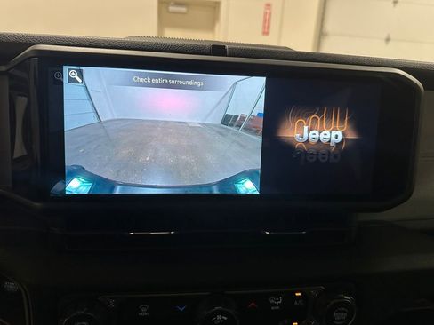 Used 2024 Jeep Gladiator Sport AWD/4WD image 18