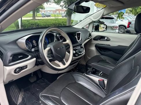 Used 2019 Chrysler Pacifica Limited FWD image 24
