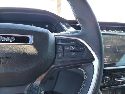 Used 2025 Jeep Grand Cherokee L Laredo RWD image 12