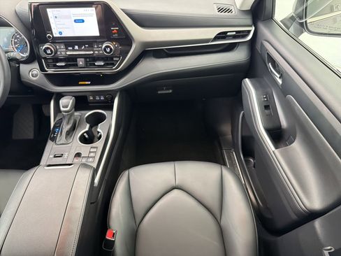 Used 2024 Toyota Highlander XLE FWD image 27
