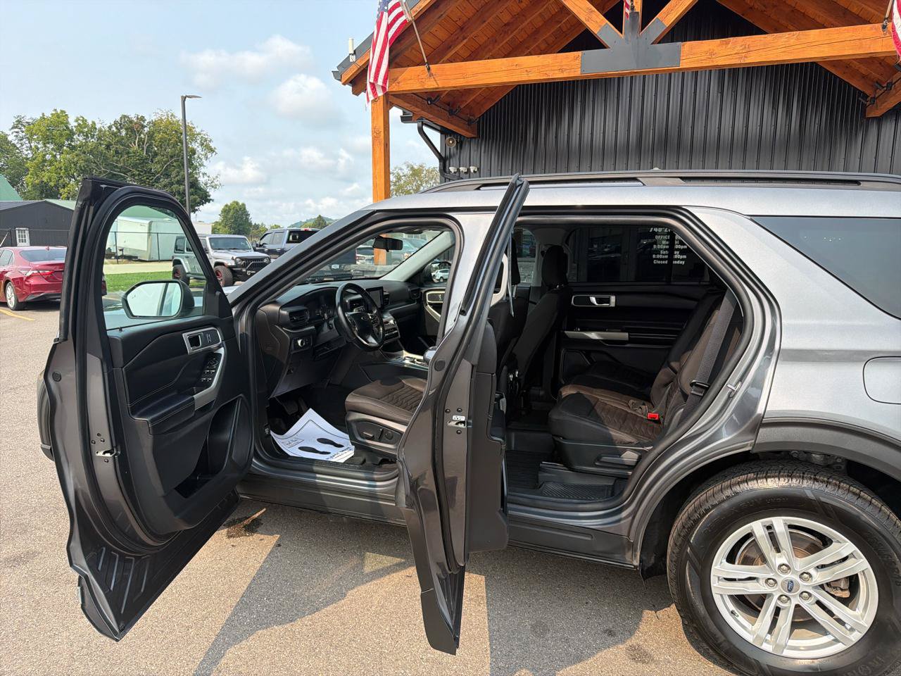 Used 2021 Ford Explorer XLT AWD/4WD image 7