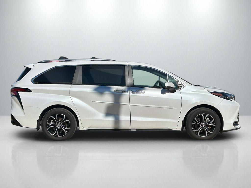 Used 2025 Toyota Sienna Platinum AWD/4WD image 4