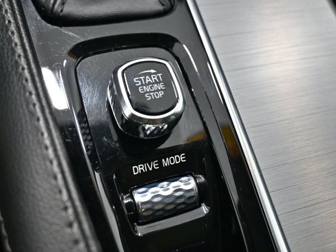 Used 2021 Volvo XC90 T5 Momentum w/ Climate Package AWD/4WD image 18