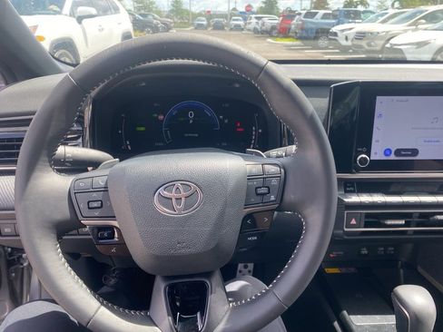 Used 2025 Toyota Camry SE w/ Convenience Package image 13