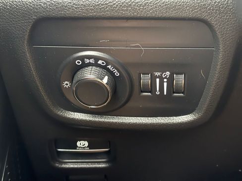 Used 2023 Jeep Grand Cherokee L Laredo RWD image 21