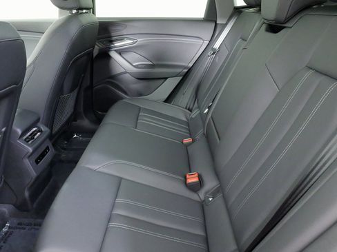 Used 2025 Audi Q6 e-tron Premium image 41