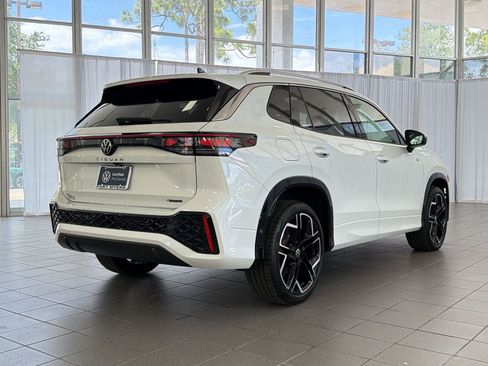 Used 2025 Volkswagen Tiguan SEL R-Line image 9