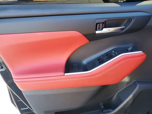 Used 2023 Toyota Highlander XSE image 18