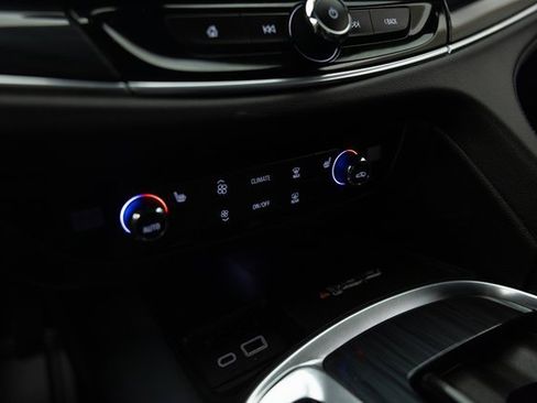 Used 2022 Buick Enclave Essence image 27