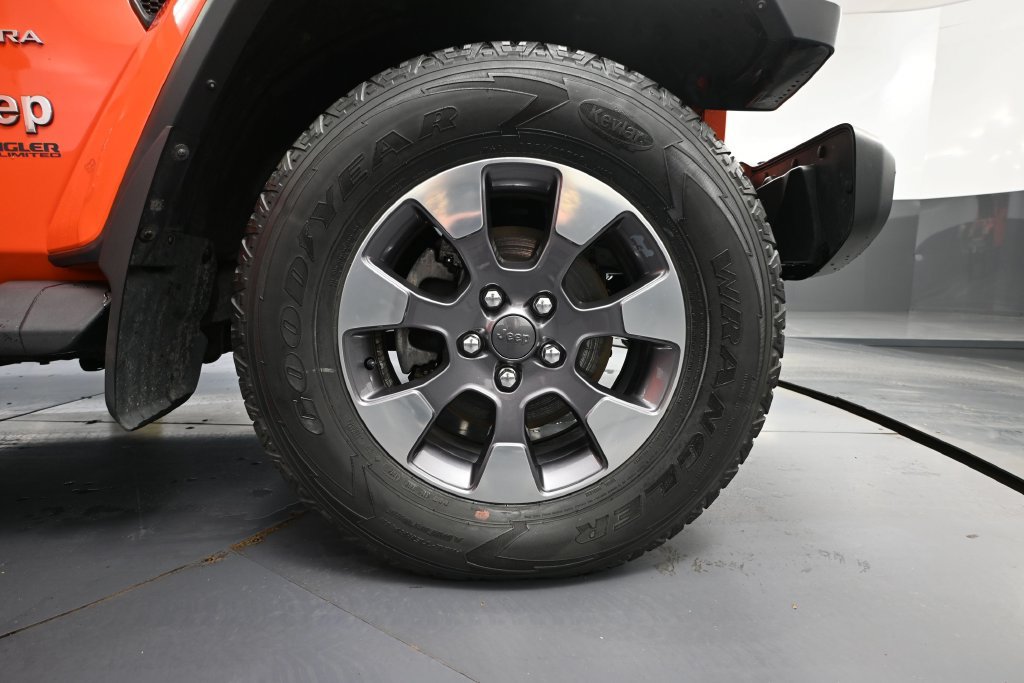 Used 2018 Jeep Wrangler Unlimited Sahara w/ Dual Top Group AWD/4WD image 13