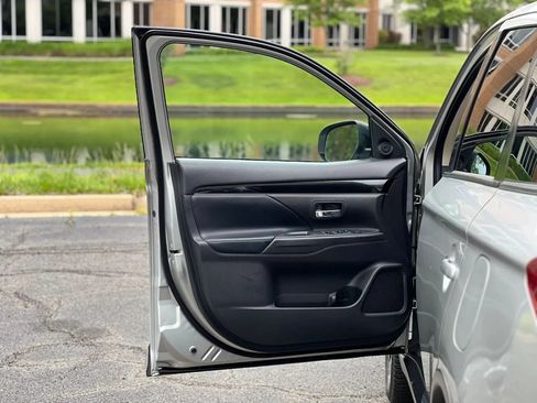 Used 2019 Mitsubishi Outlander SE FWD image 33