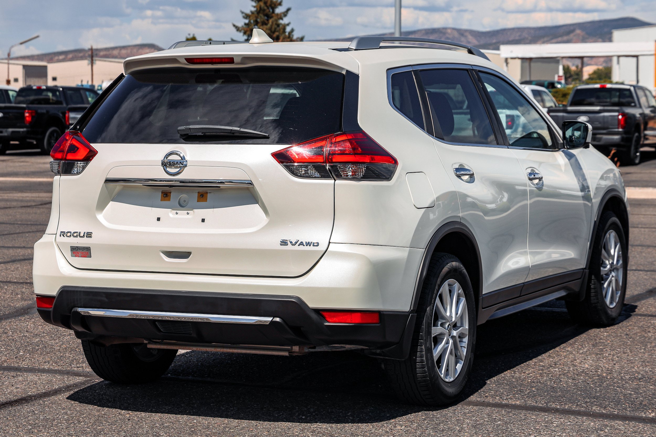 Used 2017 Nissan Rogue SV w/ SV Premium Package AWD/4WD image 4
