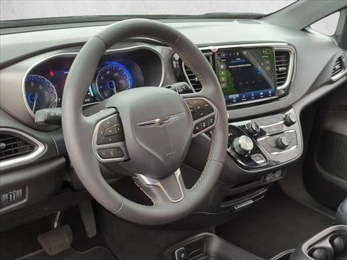 Used 2025 Chrysler Pacifica Select image 9