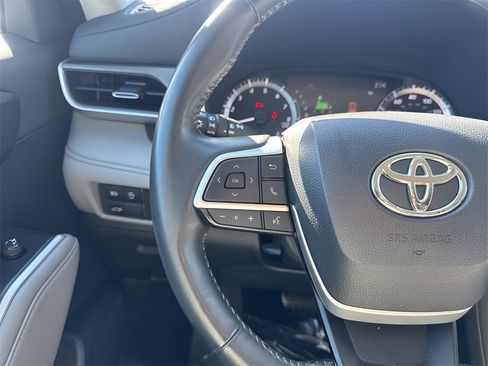 Used 2023 Toyota Highlander XLE image 15