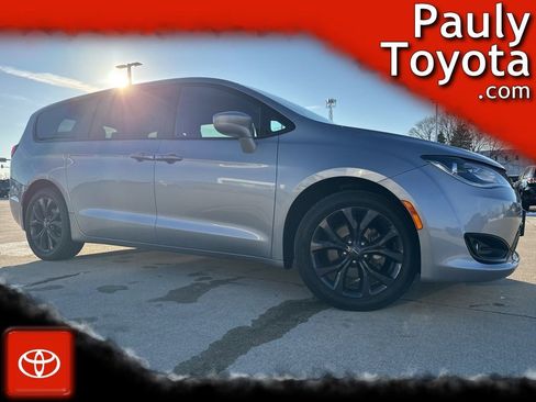 Used 2020 Chrysler Pacifica Touring w/ S Appearance Package image 1