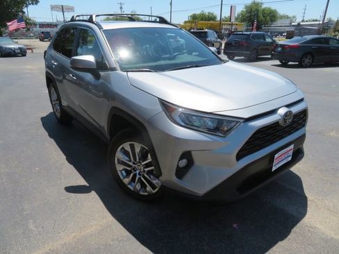 Used 2021 Toyota RAV4 XLE Premium image 3