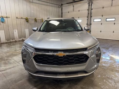 Used 2025 Chevrolet Trax LT image 2