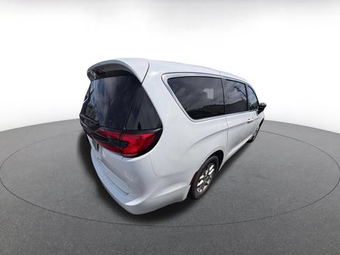 Used 2024 Chrysler Pacifica Touring-L FWD image 4
