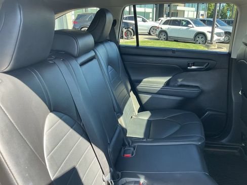 Used 2022 Toyota Highlander XLE AWD/4WD image 22