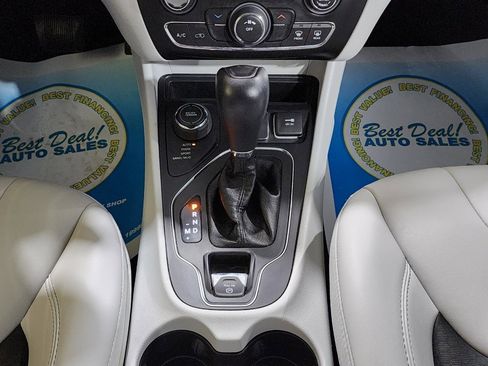 Used 2020 Jeep Cherokee Latitude Plus w/ Cold Weather Group image 17