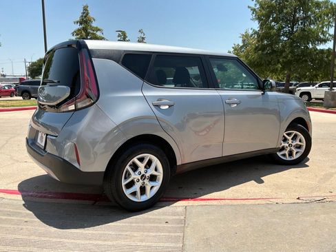 Used 2025 Kia Soul LX w/ LX Technology Package FWD image 6