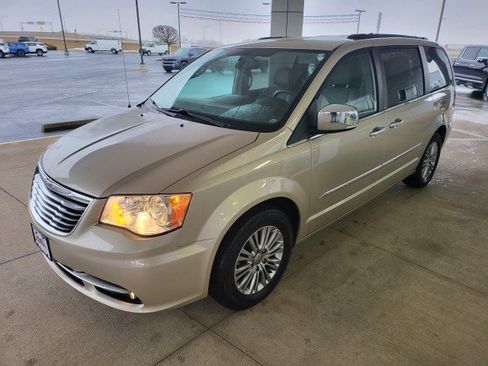 Used 2013 Chrysler Town & Country Touring-L w/ Driver Convenience Group image 15
