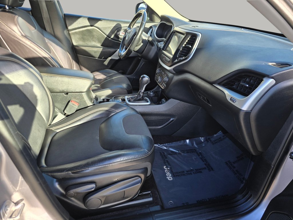 Used 2018 Jeep Cherokee Latitude Plus AWD/4WD image 27