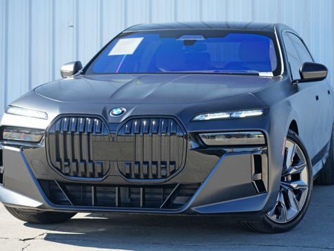 Used 2023 BMW i7 xDrive60 image 3