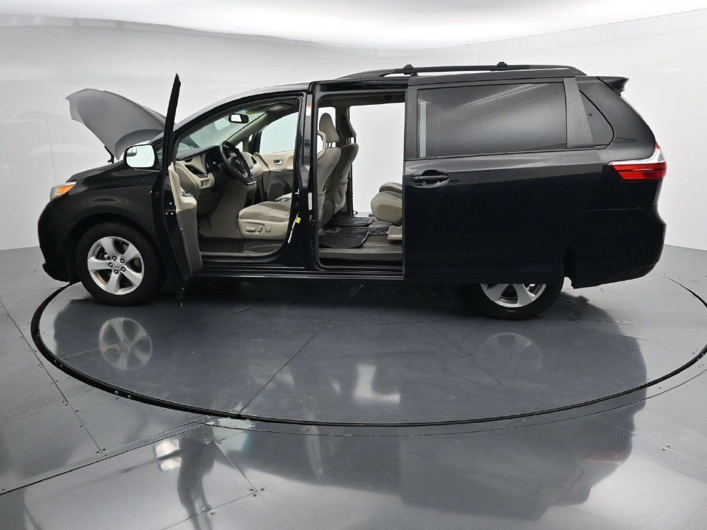 Used 2017 Toyota Sienna LE FWD image 41