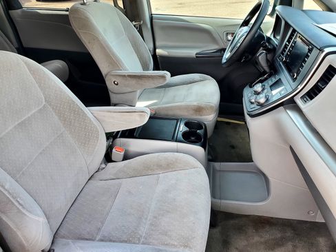 Used 2018 Toyota Sienna LE image 10