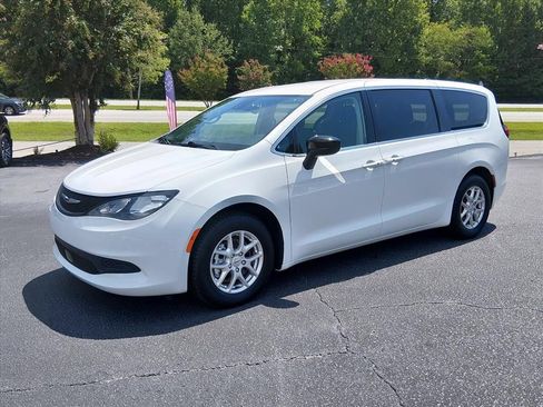 Used 2024 Chrysler Voyager LX FWD image 8