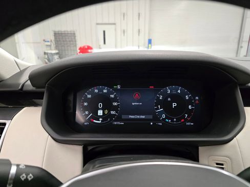 Used 2025 Land Rover Discovery S image 21