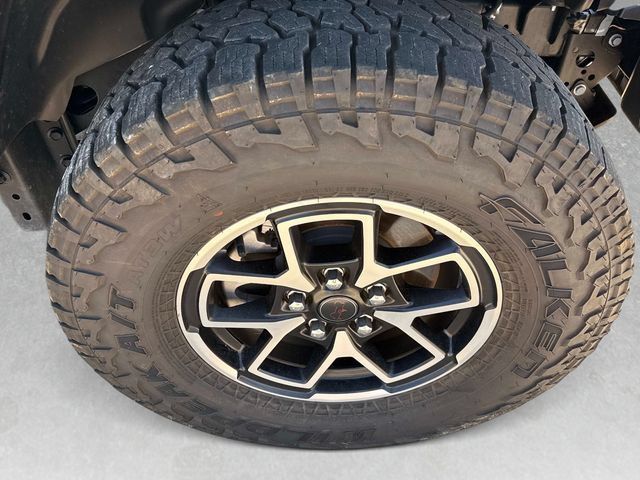 Used 2025 Jeep Gladiator Rubicon w/ Convenience Group AWD/4WD image 18