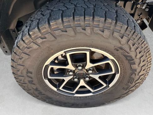 Used 2025 Jeep Gladiator Rubicon w/ Convenience Group AWD/4WD image 18