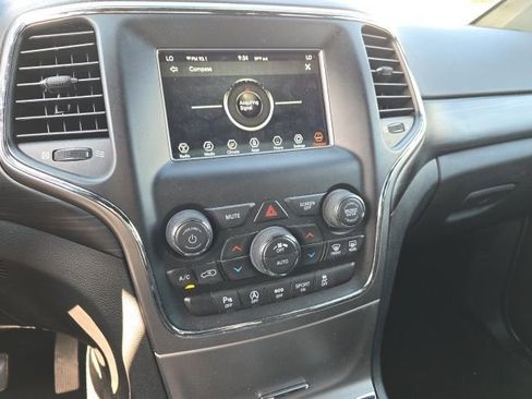 Used 2020 Jeep Grand Cherokee Laredo image 5