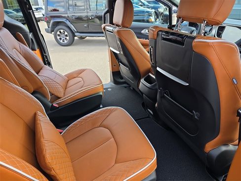 New 2026 Chrysler Pacifica Pinnacle w/ Trailer Tow Group image 11