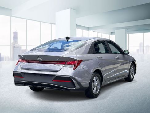 Used 2025 Hyundai Elantra SE FWD image 4
