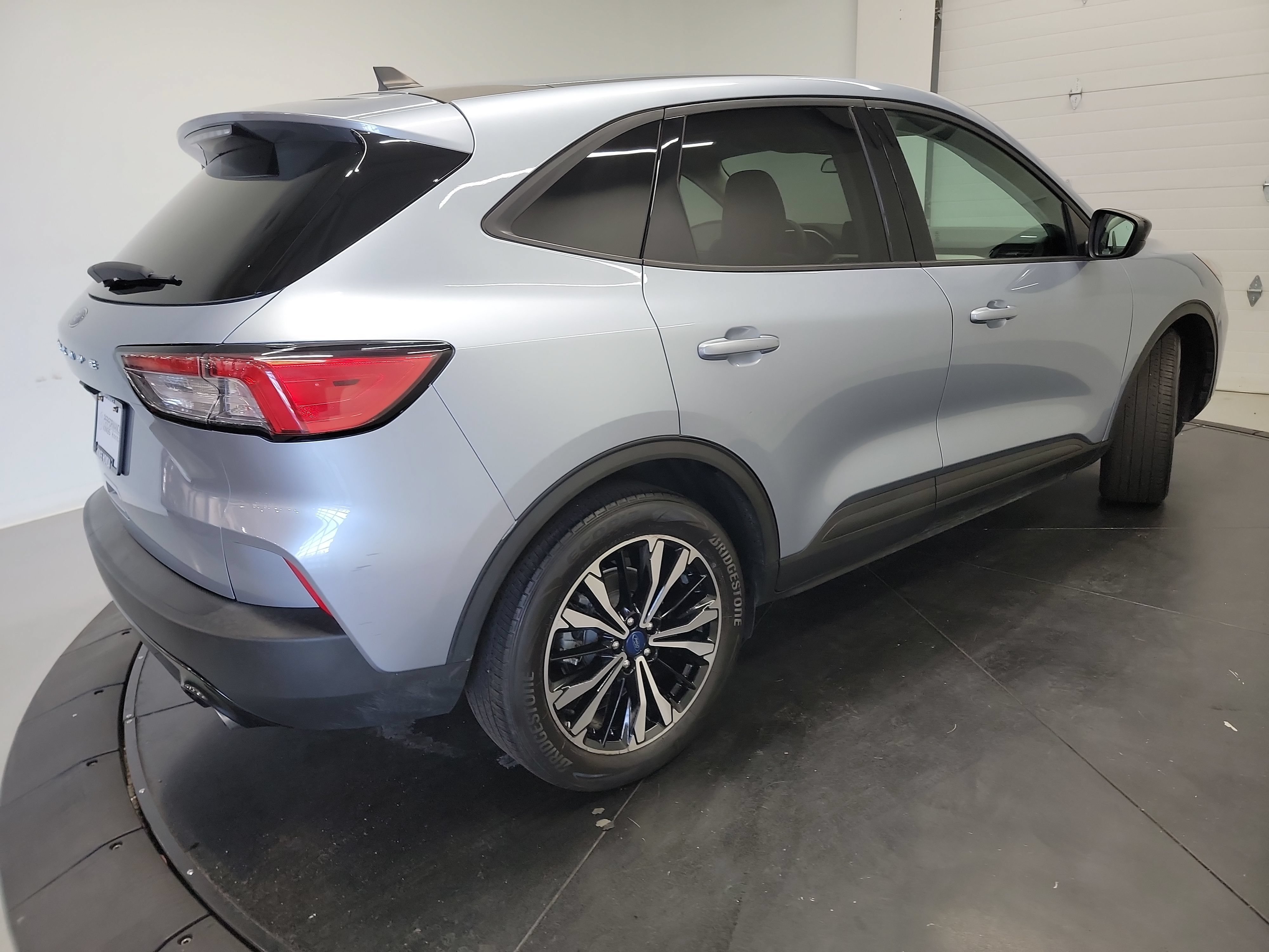 Used 2022 Ford Escape SE w/ SE Sport Appearance Package FWD image 9