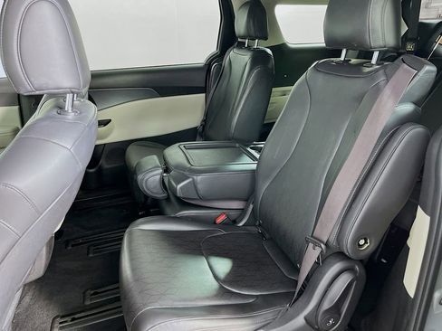 Used 2022 Kia Carnival LX FWD image 29