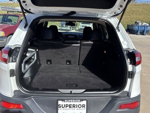 Used 2018 Jeep Cherokee Trailhawk image 6