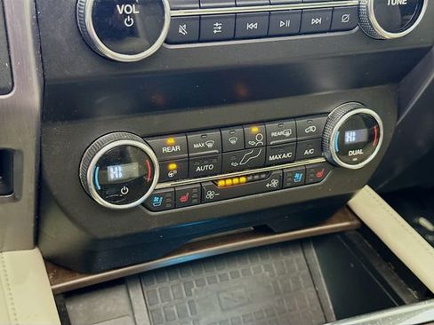 Used 2019 Ford Expedition Platinum image 16
