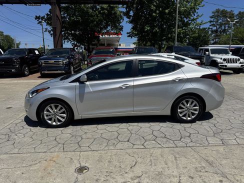 Used 2015 Hyundai Elantra SE w/ Option Group 02 FWD image 9