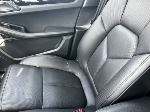 Used 2020 Porsche Macan Base image 38