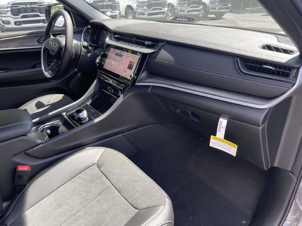New 2027 Jeep Grand Cherokee Altitude RWD image 16