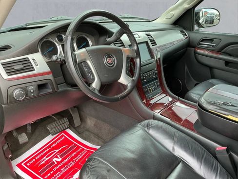 Used 2010 Cadillac Escalade Premium image 11